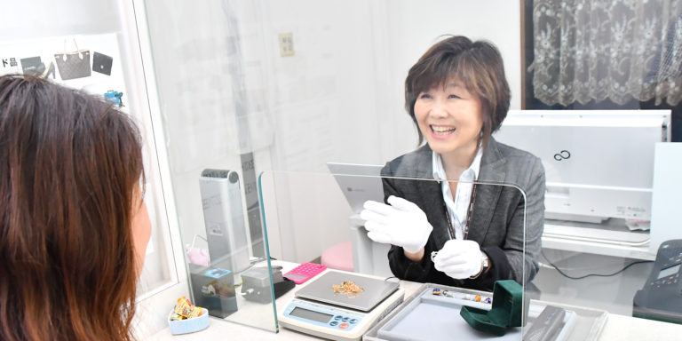 女性スタッフが一点一点丁寧に査定し、質預かり・お買取させて頂きます